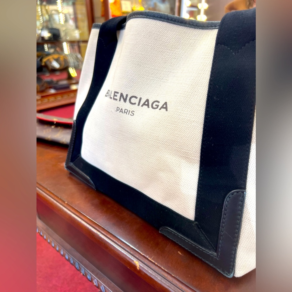 Balenciaga gorgeous clean  canvas  with Leather
